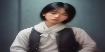 年轻用户在家中沙发上用手机通过９１免费平台享受娱乐内容，画面轻松休闲
